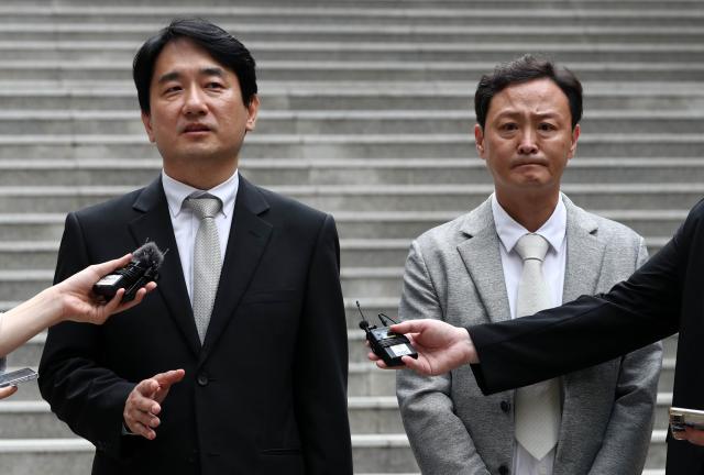 Ryu Hwa-hyun CEO of Wemakeprice left and Ryu Kwang-jin CEO of Tmon answer questions from the media after concluding a rehabilitation procedure meeting regarding the Tmon and Wemakeprice situation at the Seoul Bankruptcy Court in Seocho-gu Seoul on the afternoon of August 13 2024 Yonhap