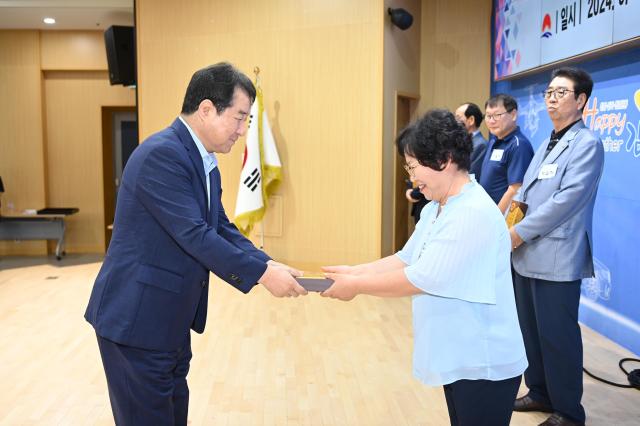 김충섭 김천시장왼쪽이 시정 발전에 공이 있는 유공 시민에게 표창을 수여 하고 있다사진김천시