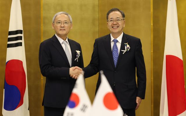 유인촌 문화체육관광부 장관이 10일 한중일 관광장관회의 참석을 위해 일본 고베를 방문해 호텔 오쿠라 고베에서 사이토 테츠오 일본 국토교통대신과 한-일 양자회의를 하고 있다 사진문체부