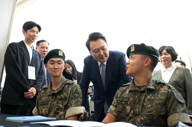 윤석열 대통령이 10일 서울 용산구 전쟁기념관에서 열린 제대군인 취·창업 박람회를 방문해 장병들과 대화하고 있다 사진대통령실 