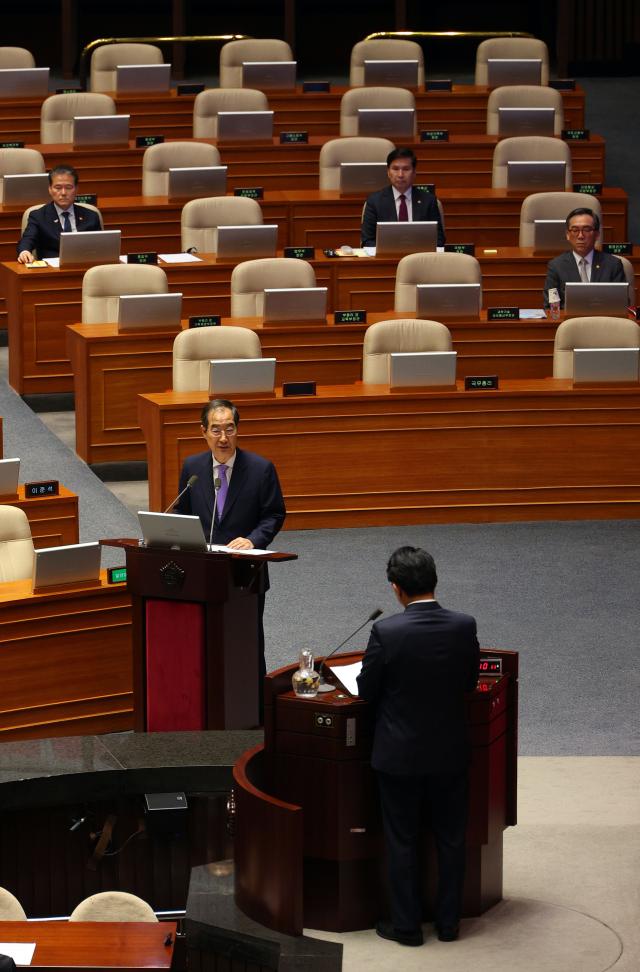 한덕수 국무총리가 10일 저녁 국회에서 열린 본회의 외교·통일·안보 분야 대정부질문에서 윤상현 의원의 질의에 답하고 있다 사진연합뉴스