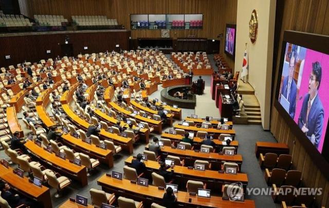 한덕수 국무총리가 10일 저녁 국회에서 열린 본회의 외교·통일·안보 분야 대정부질문에서 윤상현 의원의 질의에 답하고 있다 사진연합뉴스