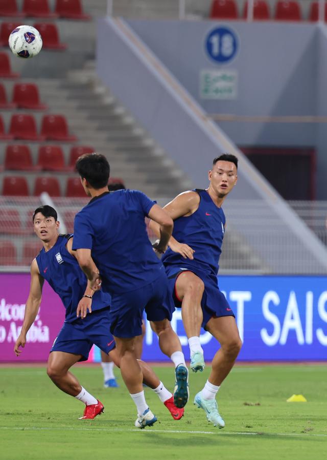 북중미 월드컵 3차 예선 오만전을 앞둔 축구 국가대표 정승현이 경기 하루 전인 9일 오후현지시간 술탄 카부스 경기장에서 팀 훈련을 하고 있다 사진연합뉴스