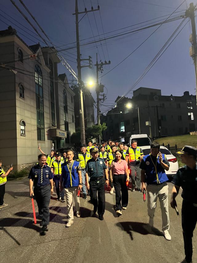 경산경찰서 소속 경찰관들이 경산시자율방범대 로터리클럽 구성원들과 같이 합동순찰을 실시 하고 있다사진경산경찰서  