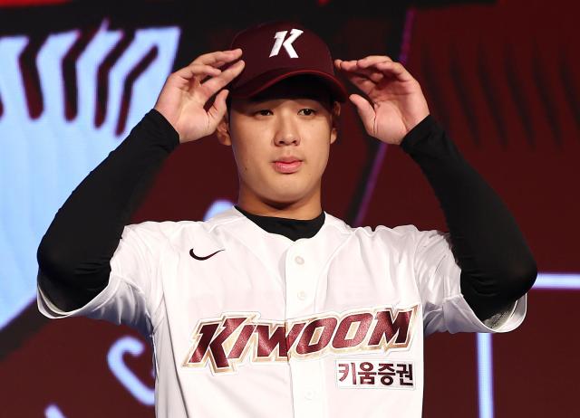 11일 오후 서울 송파구 롯데호텔 월드 크리스탈볼룸에서 열린 2025 KBO 신인 드래프트에서 키움 히어로즈에 1라운드 1순위 지명을 받은 정현우(덕수고)가 유니폼을 입고 기념촬영을 하고 있다. [사진=연합뉴스]