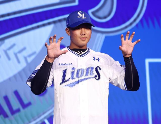 11일 오후 서울 송파구 롯데호텔 월드 크리스탈볼룸에서 열린 2025 KBO 신인 드래프트에서 삼성 라이온즈에 1라운드 3순위 지명을 받은 배찬승대구고이 기념촬영을 하고 있다 사진연합뉴스