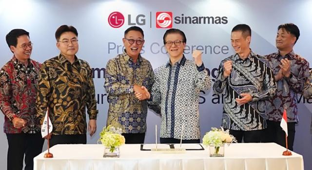 This photo shows LG CNS CEO Hyun Shin-gyoon third from left and Sinar Mas Chairman Franky Oesman Widjaja third from right posing for a photo celebrating the official launch of their joint venture on Sept 10 2024 Courtesy of LG CNS