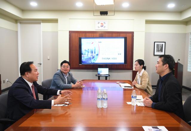 이권재 오산시장이 권오형 코트라 실리콘밸리 무역관장 등 관계자들에게 오산의 지리적 강점에 대해 홍보하고 있는 모습 사진오산시