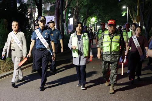 신계용 시장이 민관경 야간 합동순찰을 하고 있다사진과천시