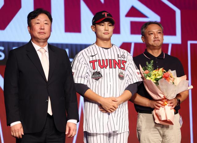 11일 오후 서울 송파구 롯데호텔 월드 크리스탈볼룸에서 열린 2025 KBO 신인 드래프트에서 LG 트윈스에 1라운드 10순위 지명을 받은 김영우서울고가 유니폼을 입고 있다 사진연합뉴스