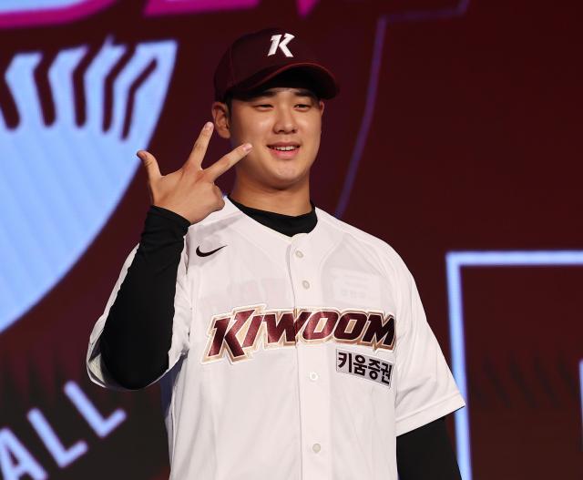 11일 오후 서울 송파구 롯데호텔 월드 크리스탈볼룸에서 열린 2025 KBO 신인 드래프트에서 키움 히어로즈에 1라운드 1순위 지명을 받은 정현우덕수고가 유니폼을 입고 기념촬영을 하고 있다 사진연합뉴스