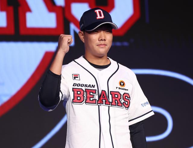 11일 오후 서울 송파구 롯데호텔 월드 크리스탈볼룸에서 열린 2025 KBO 신인 드래프트에서 두산 베어스에 1라운드 6순위 지명을 받은 박준순덕수고이 유니폼을 입고 기념촬영을 하고 있다 사진연합뉴스