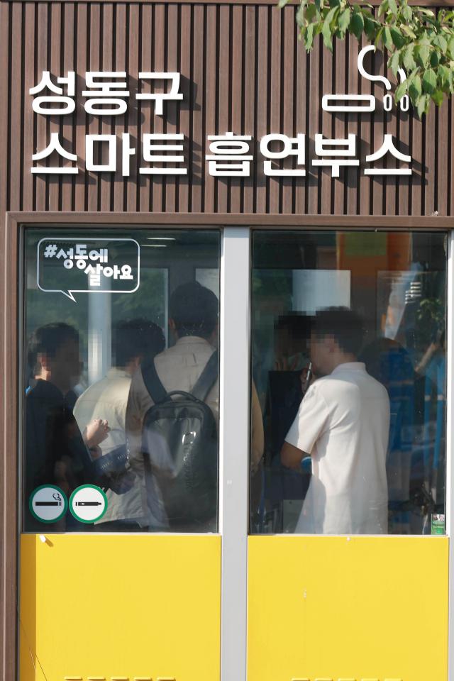 23일 서울 성동구에 위치한 복합문화공간 언더스탠드에비뉴 인근에 설치된 분리형일반 담배·전자 담배 구분 금연 및 흡연 안내 픽토그램 모습 20240823사진유대길 기자 dbeorlf123ajunewscom