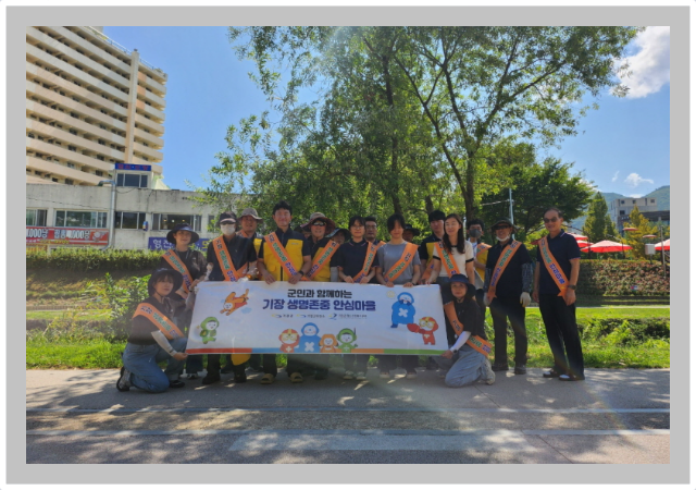 지난 10일 ‘자살예방의 날’ 을 맞아 기장군정신건강복지센터와 부산환경공단 정관사업소가 공동캠페인을 전개하고 있다 사진기장군