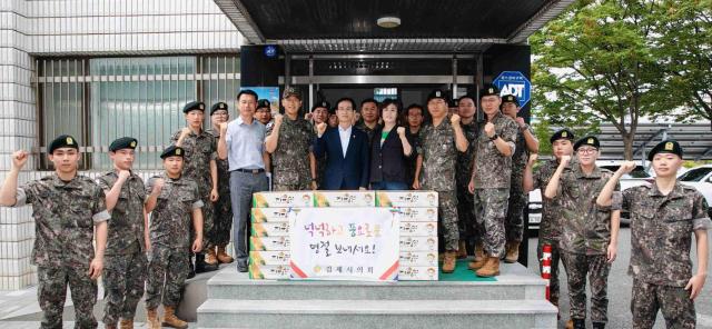 김제시의회가 11일 김제 예비군 지역대를 방문하고 군 장병들을 격려했다사진김제시의회