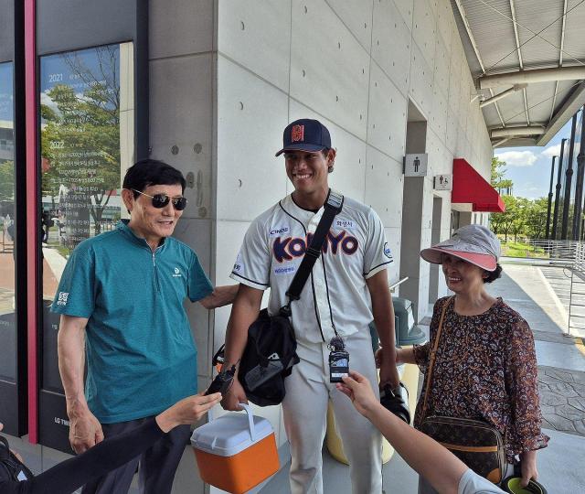 프로농구 양동근 울산 현대모비스 수석코치의 부친인 양제신왼쪽 씨와 모친 신영숙오른쪽 씨가 19일 경기도 이천 LG 챔피언스파크에서 2025 KBO 신인드래프트 트라이아웃을 마친 외손자 양제이를 격려하고 있다 사진연합뉴스