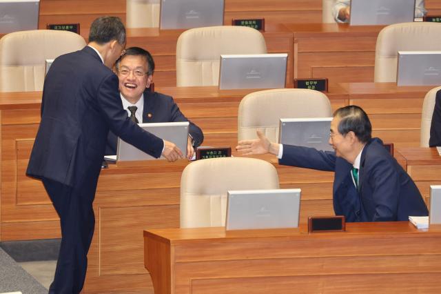  한덕수 국무총리와 최상목 부총리 겸 기획재정부 장관 국민의힘 추경호 원내대표가 국회 본회의가 열린 11일 오후 경제 분야 대정부질문을 앞두고 대화하고 있다 