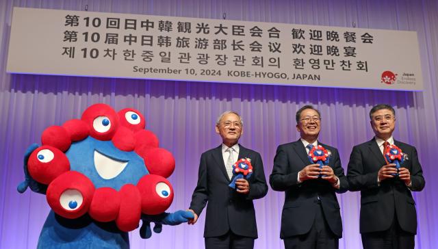 From left to right Koreas Minister of Culture Sports and Tourism Yu In Chon Japanese Minister of Land Infrastructure Transport and Tourism Tetsuo Saito and Chinese Vice Minister of Culture and Tourism Zhang Zheng pose for a photo during their trilateral meeting in Kobe Japan Sept 11 2024 Yonhap