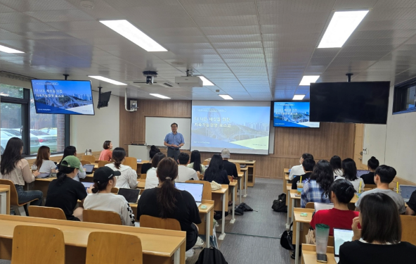 2024년 9월 11일 경상국립대학교에서 포스코엠텍 담당임원이 지속가능경영 특강을 진행하는 모습 사진포스코그룹 

