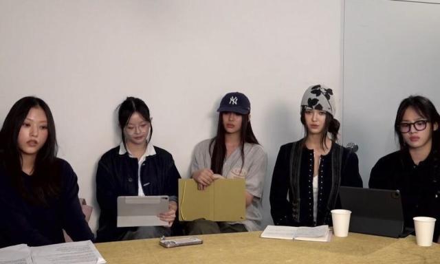 The members of NewJeans talks during a live broadcast on September 11 2024 From the left Hae-rin Hanni Hye-in Danielle Minji Captured from YouTube