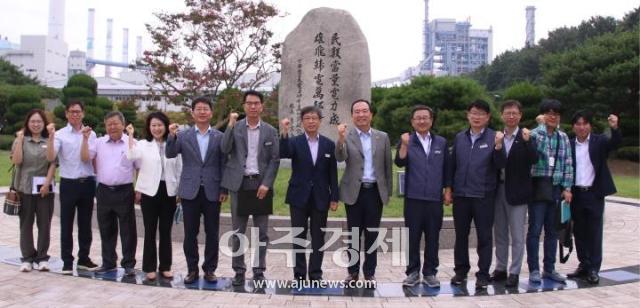 한국서부발전이 11일 충남 태안발전본부에서 태안군청 전력산업 분야 유관부서를 대상으로 발전설비 견학·설명회를 개최했다 사진은 서규석 서부발전 사업부사장오른쪽 여섯 번째과 이주영 태안군 부군수일곱 번째 등 참석자들의 기념촬영 모습 사진서부발전