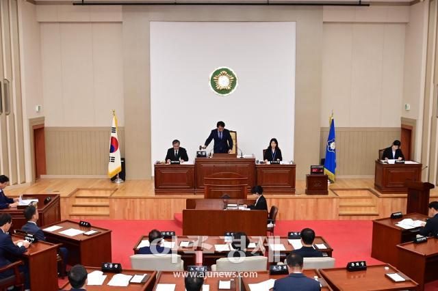 강원 화천군의회가 12일 제285회 임시회에서 ‘용인 반도체 산업단지 개발 사업에 따른 화천댐 용수 공급 결정 철회 촉구 결의안’을 채택하고 있다사진화천군의회