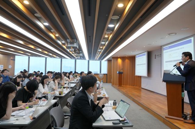 사내변호사 대상 공정거래 실무를 강의 중인 화우 공정거래그룹 홍석범 변호사 사진법무법인 화우