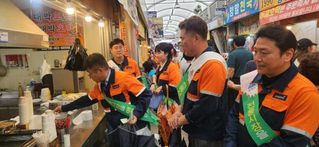 삼척블루파워 임직원 30명이 삼척중앙시장에서 전통시장 활성화를 위한 특별한 장보기 행사를 진행하고 있다사진삼척블루파워