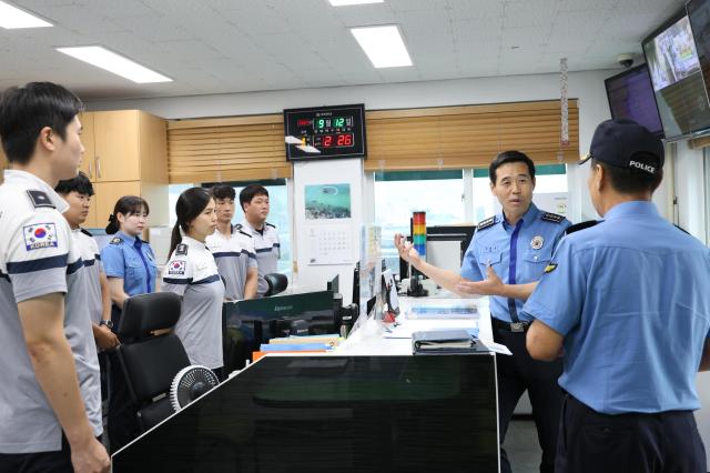 김환경 동해해양경찰서장오른쪽 두번째이 연휴에 앞서 파출소들을 방문하여 해양사고 대응태세와 취약개소를 중점적으로 점검하고 있다사진동해해경