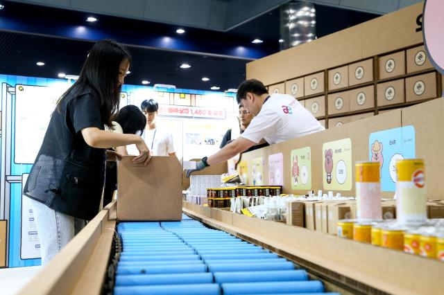 A visitor participates in a booth event during the Korea Social Value Festa at COEX in Seoul on Sept 12 2024 AJP Kim Dong-woo