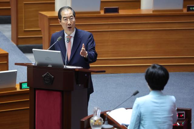 한덕수 국무총리가 12일 오후 국회 본회의장에서 열린 교육·사회·문화 분야 대정부질문에서 더불어민주당 백혜련 의원의 질문에 답하고 있다 사진연합뉴스