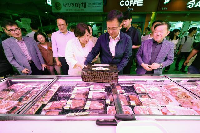 최상목 경제부총리오른쪽 두번째와 송미령 농림축산식품부 장관오른쪽 세번째이 12일 오후 서울 마포구 망원시장에서 전통시장을 방문해 가게를 둘러보고 있다 사진연합뉴스