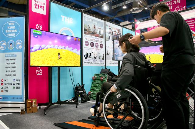 A visitor experiences a booth activity during the Korea Social Value Festa at COEX in Seoul on Sept 12 2024 AJP Kim Dong-woo