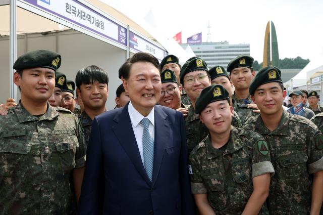 윤석열 대통령이 지난 10일 서울 용산구 전쟁기념관에서 열린 제대군인 취·창업 박람회를 방문해 장병들과 기념 촬영을 하고 있다 사진대통령실 