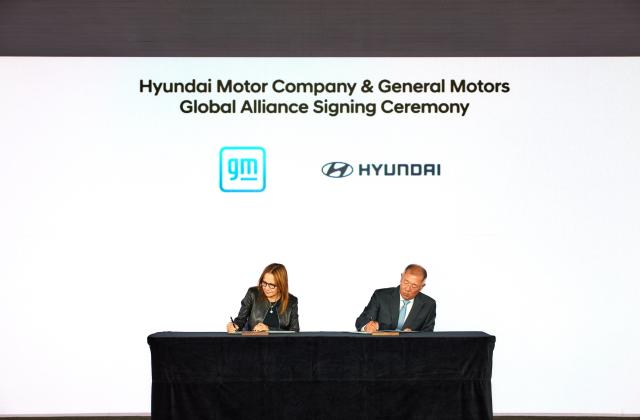 美 제네럴 모터스General Motors GM와 현대자동차가 포괄적 협력을 위한 업무협약MOU을 체결했다

사진1 왼쪽부터 메리 바라Mary Barra GM 회장 겸 CEO와 정의선 현대차그룹 회장이 협약서에 서명을 하고 있는 모습