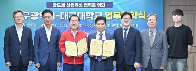 대구대학교-대구광역시 반도체 산업 육성 협력을 위한 업무협약식 모습
왼쪽 세 번째부터 홍준표 대구광역시장 네 번째 박순진 대구대 총장사진대구대학교