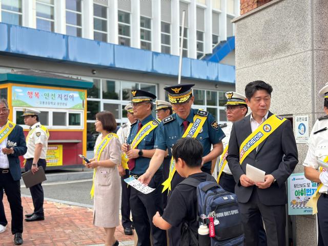 전남경찰청과 무안경찰서등 관계기관이 남악에 위치한 오룔초등학교 등굣길에서 캠페인을 펼치는 모습사진전남경찰청