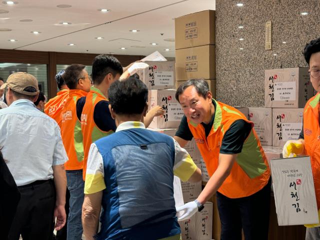 현대건설 임직원이 지난 10일 서울 종로구 연지동 기독교연합회관에서 열린 추석 맞이 경로행사에서 참가자들에게 기념품을 전달하고 있다 2024910 사진현대건설