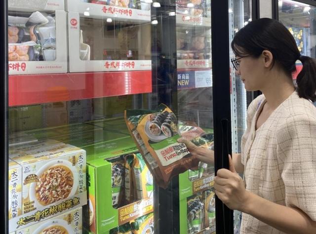 중국 샘스클럽Sam’s Club 매장을 찾은 한 고객이 ‘풀무원 Tuna KimBap’한식 참치김밥을 보고 있다 사진풀무원 