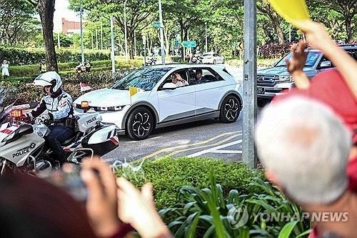 프란치스코 교황이 싱가포르에서 아이오닉5를 탄 채 이동하고 있다 
 사진연합뉴스·AFP