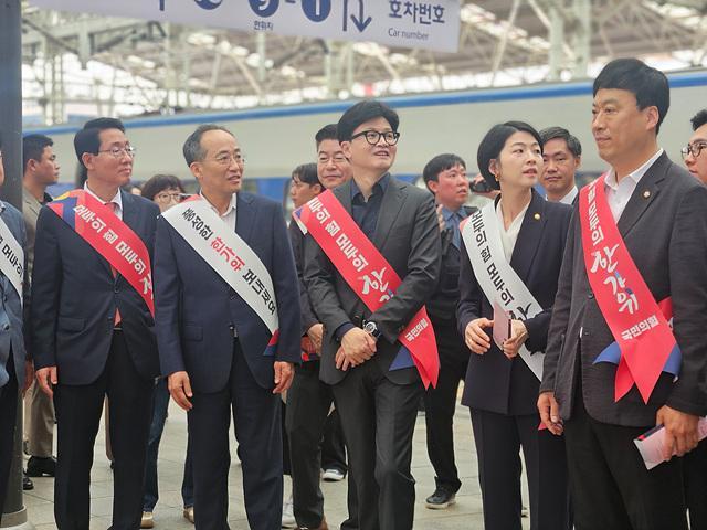 국민의힘 지도부가 13일 오전 서울역에서 추석 연휴를 맞아 고향으로 내려가는 귀성객들에게 인사를 하고 있다 왼쪽부터 김상훈 정책위의장 추경호 원내대표 한동훈 대표 한지아 수석대변인 정성국 의원 사진아주경제

국민의힘