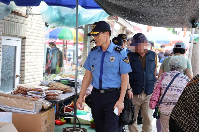 김성종 청장이 제수용품과 먹거리 등을 구입하며 상인들과 덕담을 나누고 있다사진동해해경청