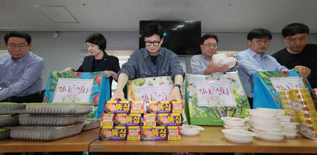 한동훈 국민의힘 대표가 13일 오전 서울 관악구의 한 보육원에서 추석맞이 사랑의 도시락 나눔 봉사활동을 하고 있다 사진연합뉴스