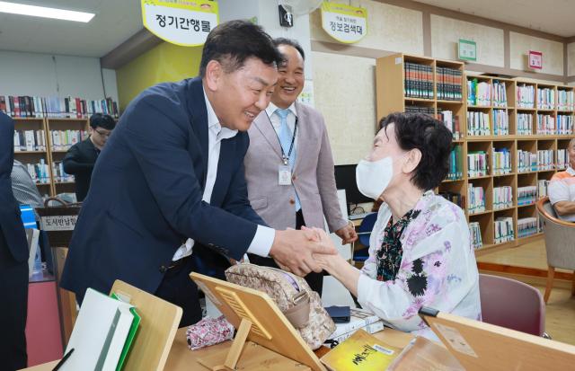 김관영 전북특별자치도지사가 13일 전주 덕진노인복지관을 찾아 어르신과 반갑게 인사를 나누고 있다사진전북특별자치도