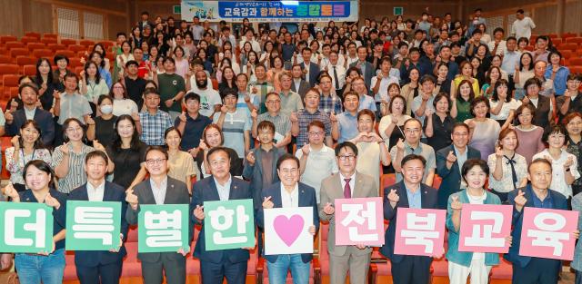 서거석 전북특별자치도교육감이 이달 12일 고창 동리국악당에서 지역 학부모·교직원 250여 명이 참석한 가운데 ‘교육감과 함께하는 공감토크’를 진행하고 있다사진전북특별자치도교육청