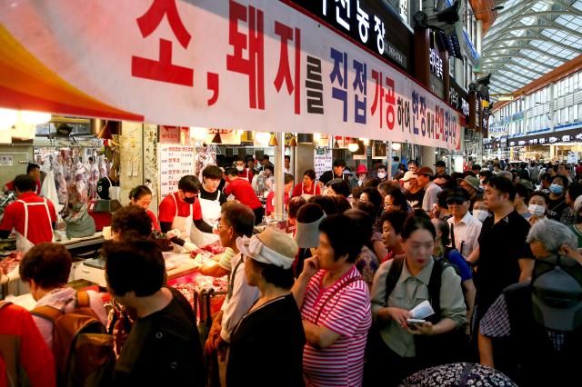 Shoppers browse goods at Kyungdong Market in Dongdaemun-gu Seoul on Sept 13 2024 AJP Kim Dong-woo