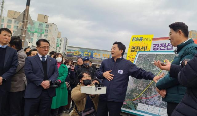 지난 2월 16일 노관규 순천시장이 원희룡 국토부장관에게 경전선 도심통과 노선 계획의 우회를 건의하고 있다 사진독자제공