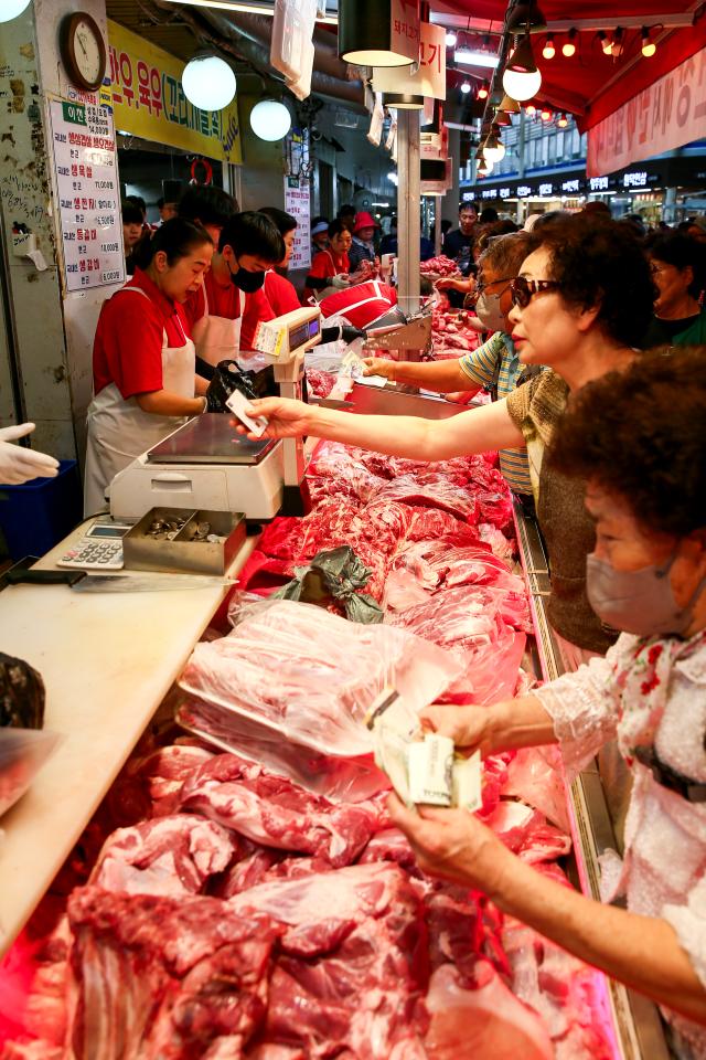 Shoppers browse goods at Kyungdong Market in Dongdaemun-gu Seoul on Sept 13 2024 AJP Kim Dong-woo