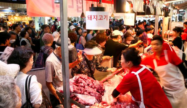 Shoppers browse goods at Kyungdong Market in Dongdaemun-gu Seoul on Sept 13 2024 AJP Kim Dong-woo