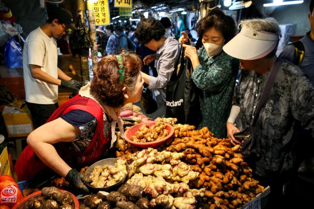 Shoppers browse goods at Kyungdong Market in Dongdaemun-gu Seoul on Sept 13 2024 AJP Kim Dong-woo